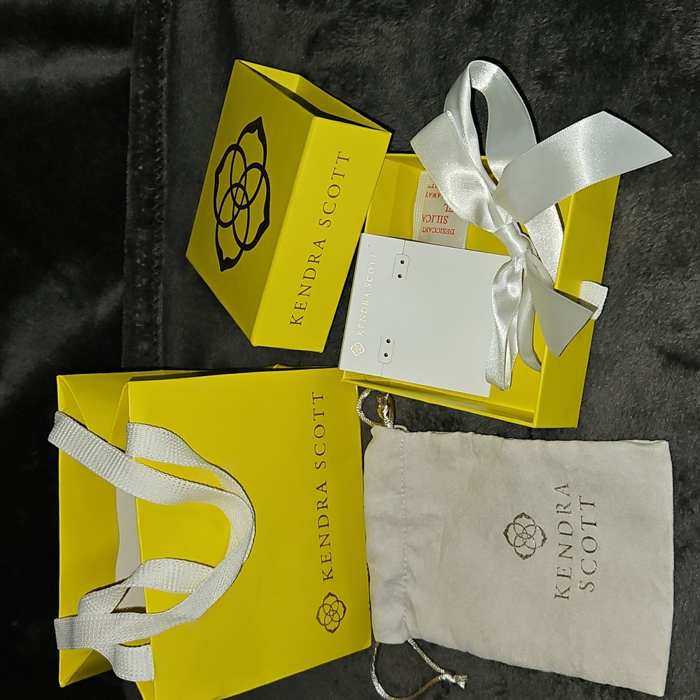 Kendra Scott NWT Phoebe Necklace,dainty🩶 andGift Bag,box,elastic bow,soft pouch - Picture 2 of 7